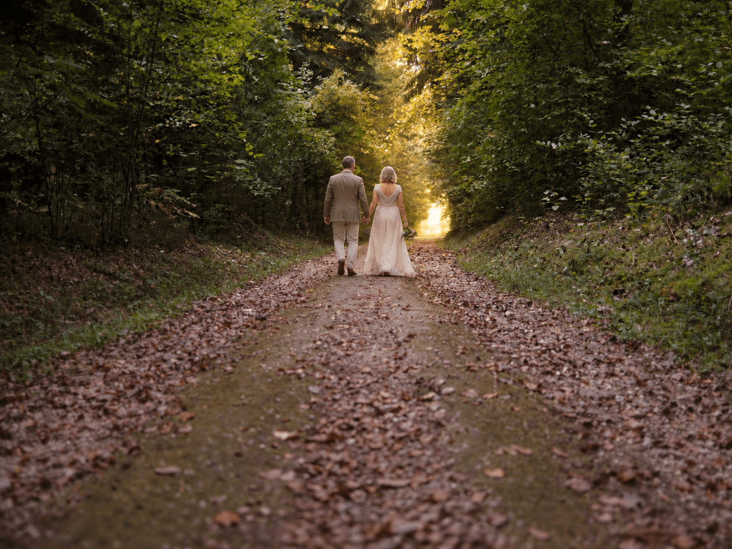 Hochzeitspaar im goldenen Waldlicht